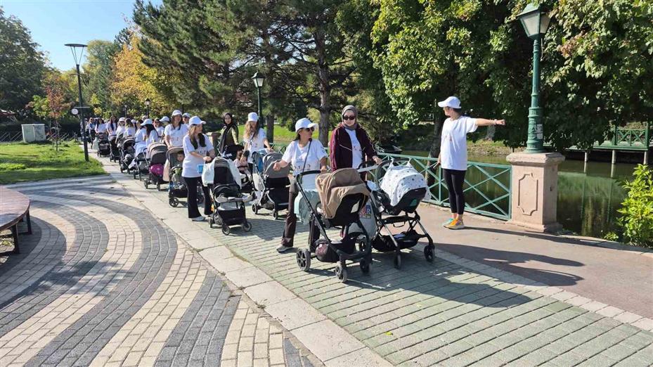 Eskişehir’de 75 anne aynı anda bebekleriyle birlikte egzersiz yaptı