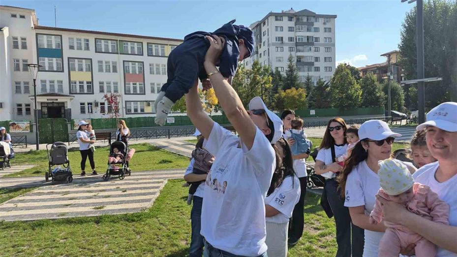 Eskişehir’de 75 anne aynı anda bebekleriyle birlikte egzersiz yaptı