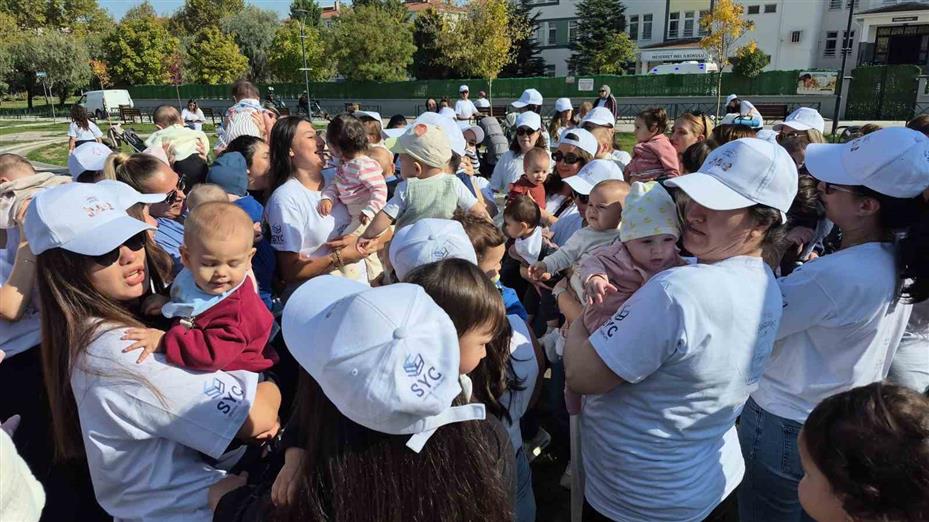 Eskişehir’de 75 anne aynı anda bebekleriyle birlikte egzersiz yaptı