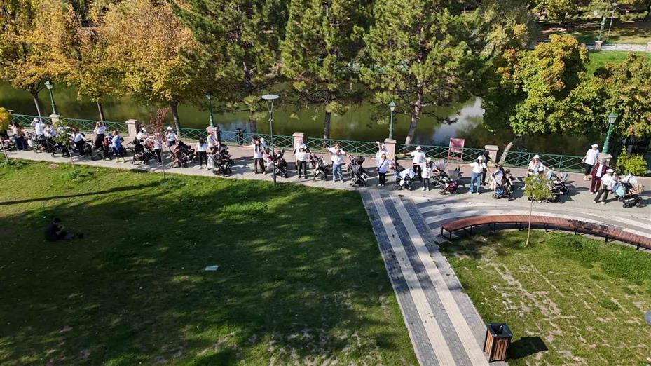 Eskişehir’de 75 anne aynı anda bebekleriyle birlikte egzersiz yaptı