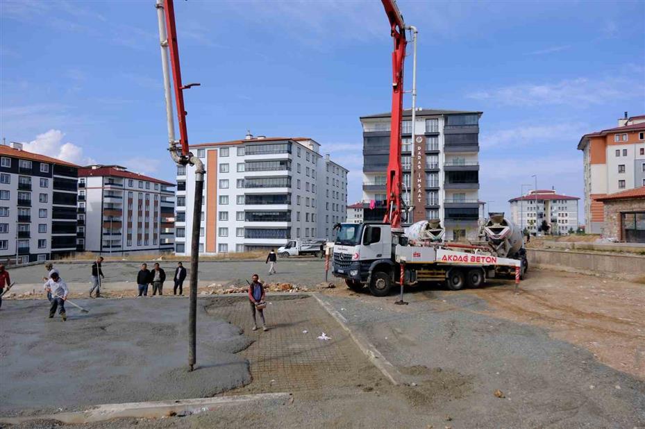 Akdağmadeni’nde 100. Yıl Spor Kompleksi inşa çalışmaları tüm hızıyla devam ediyor