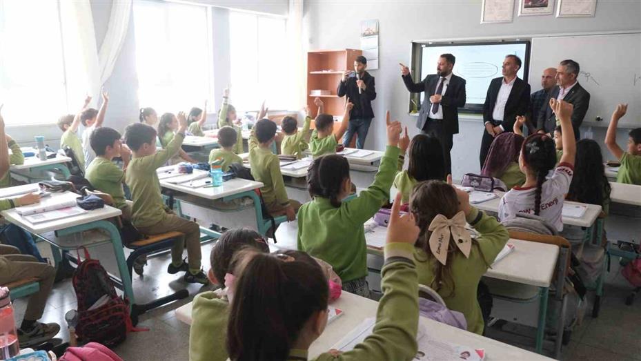 Sınıf başkanı seçim vaadini tuttu: Başkan Ekinci 3-D sınıfıyla buluştu