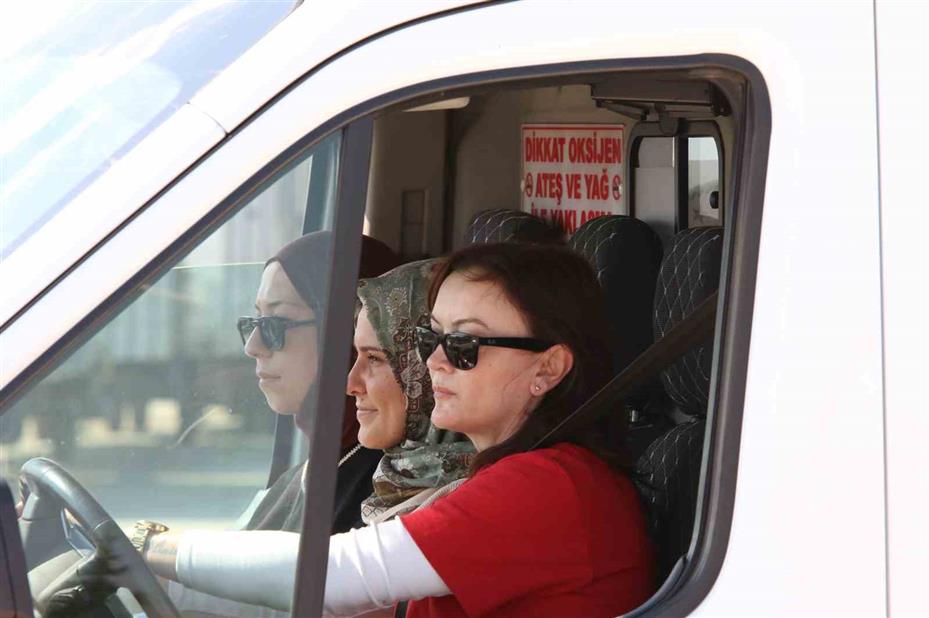 Eskişehir’de ambulans sürücülerine güvenli ve kontrollü sürüş eğitimi verildi