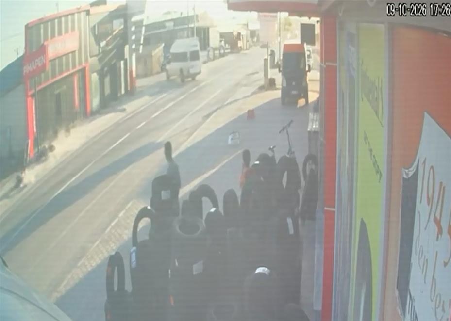 15 yaşındaki motosiklet sürücüsünün ağır yaralandığı kaza kamerada