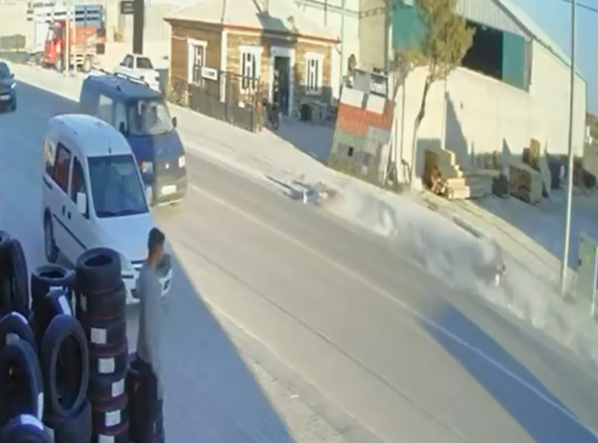 15 yaşındaki motosiklet sürücüsünün ağır yaralandığı kaza kamerada
