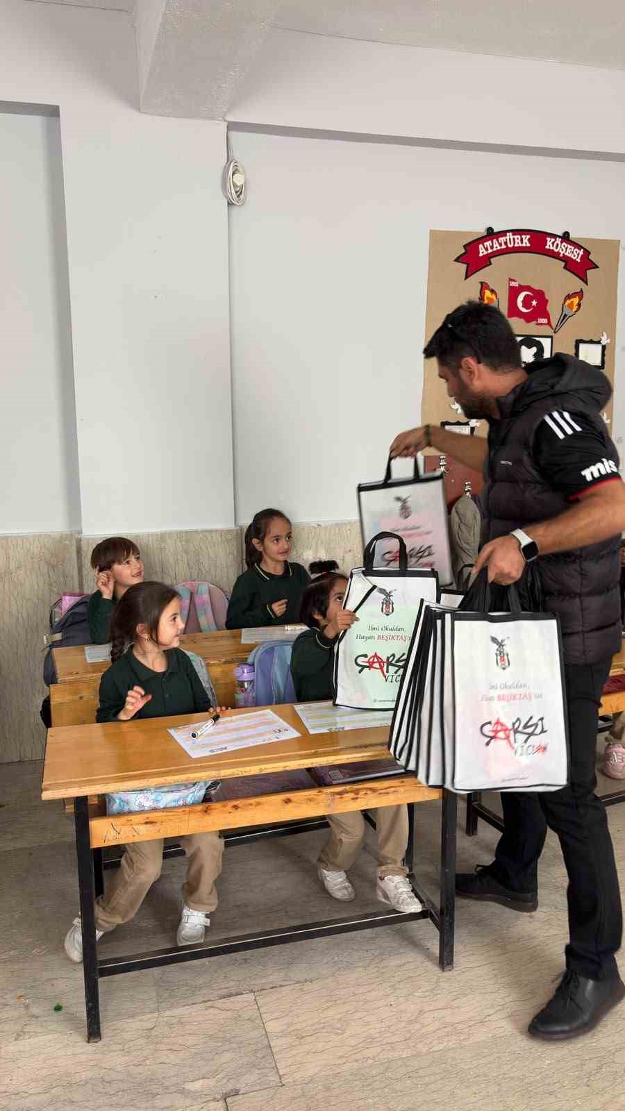 Niğde’de Beşiktaş taraftarlarından öğrencilere anlamlı hediye