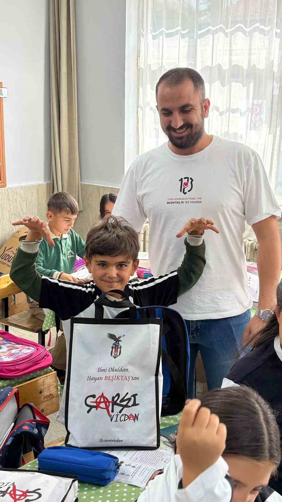 Niğde’de Beşiktaş taraftarlarından öğrencilere anlamlı hediye
