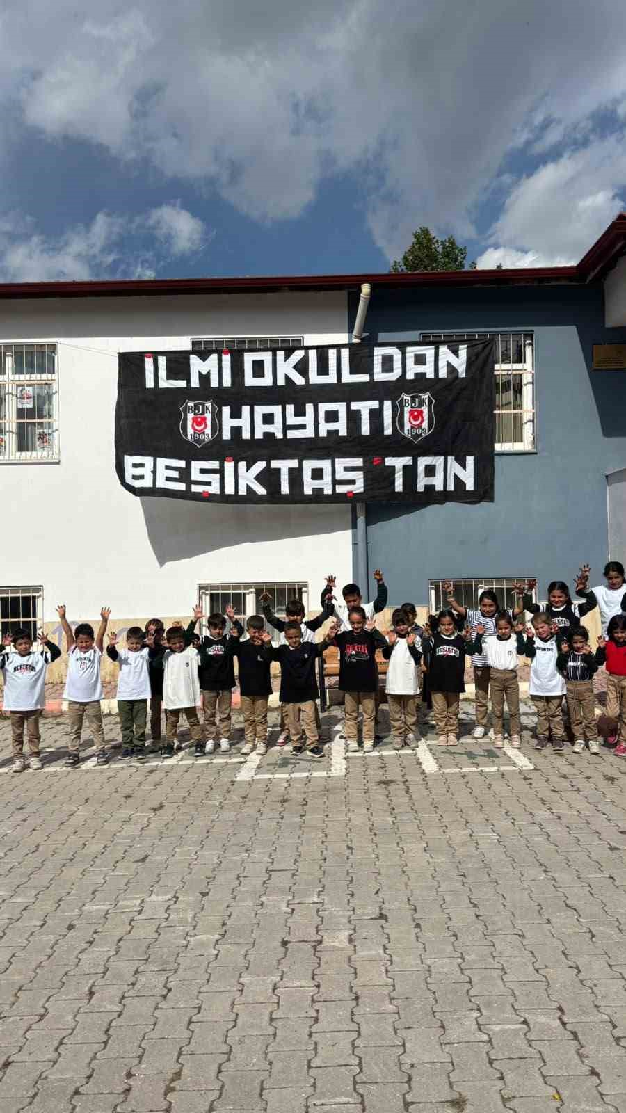 Niğde’de Beşiktaş taraftarlarından öğrencilere anlamlı hediye