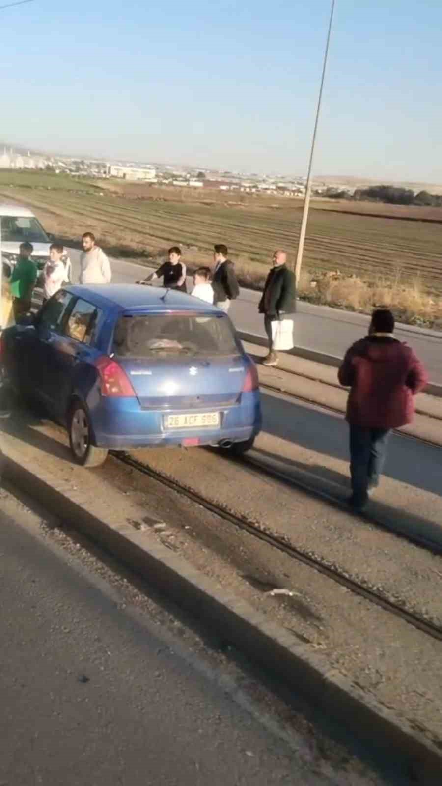 Eskişehir’de tramvay yolu üzerinde araç kazası