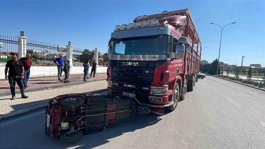 Kamyonla çarpışan elektrikli bisiklet 10 metre sürüklendi: 2 yaralı