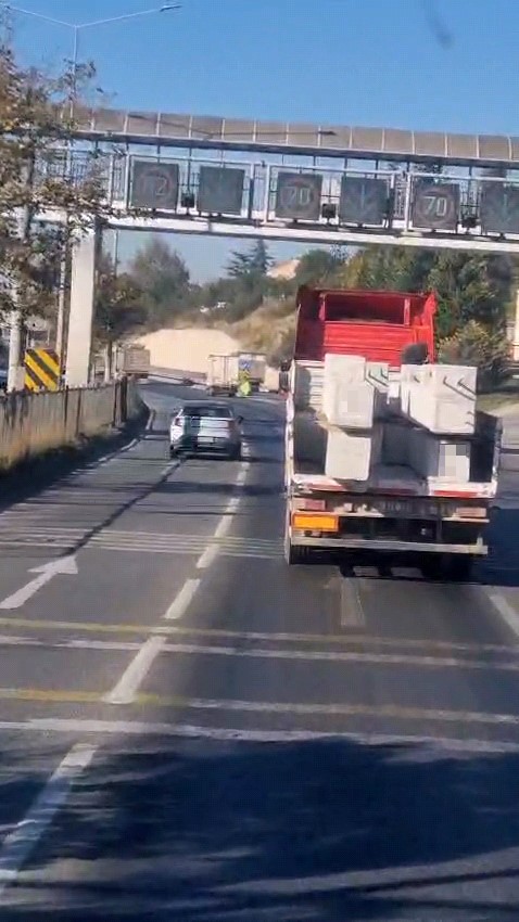 Eskişehir Çevreyolu’nda kamyondaki tonluk beton bloklar bağlanmadan taşındı