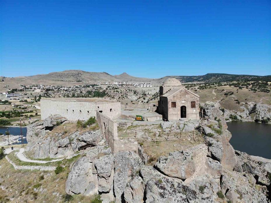 Yüksek Kilise yerli ve yabancı turistleri ağırlamaya devam ediyor
