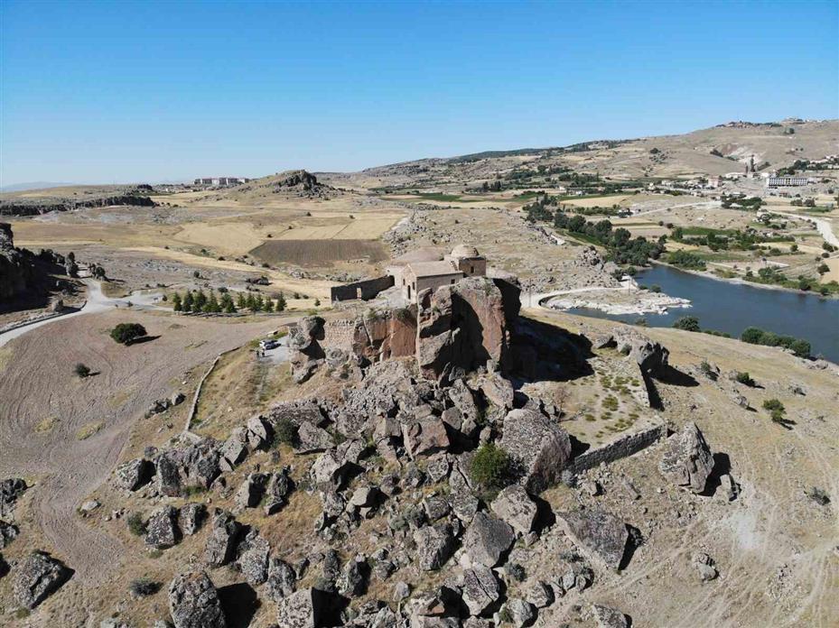 Yüksek Kilise yerli ve yabancı turistleri ağırlamaya devam ediyor