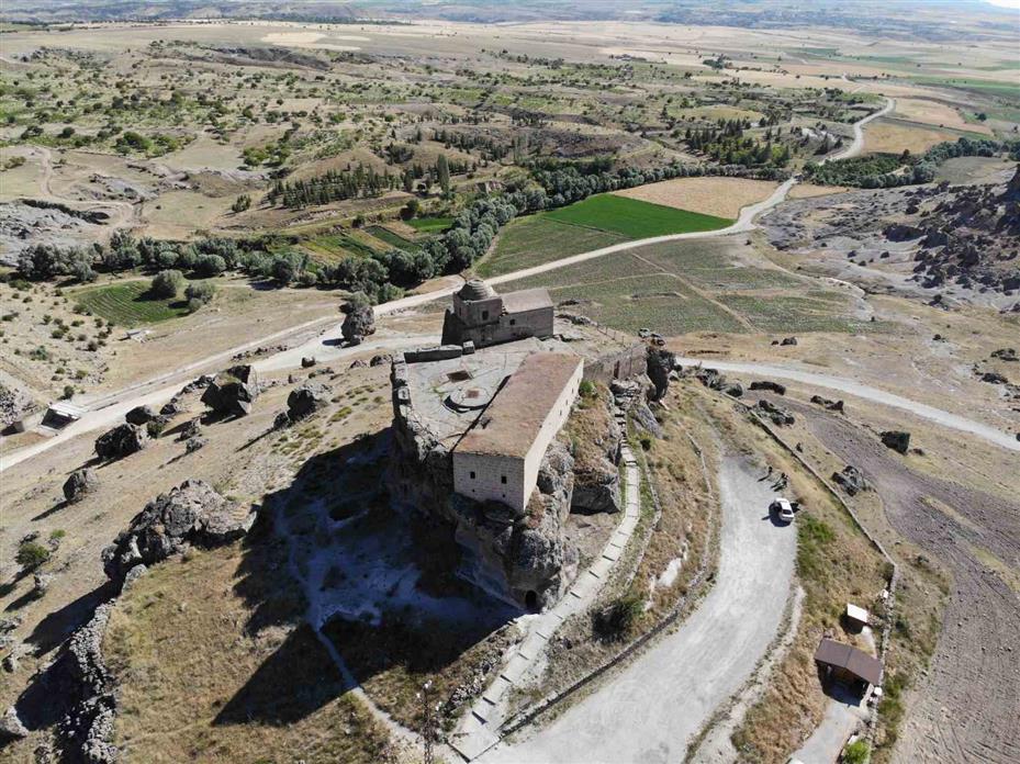 Yüksek Kilise yerli ve yabancı turistleri ağırlamaya devam ediyor