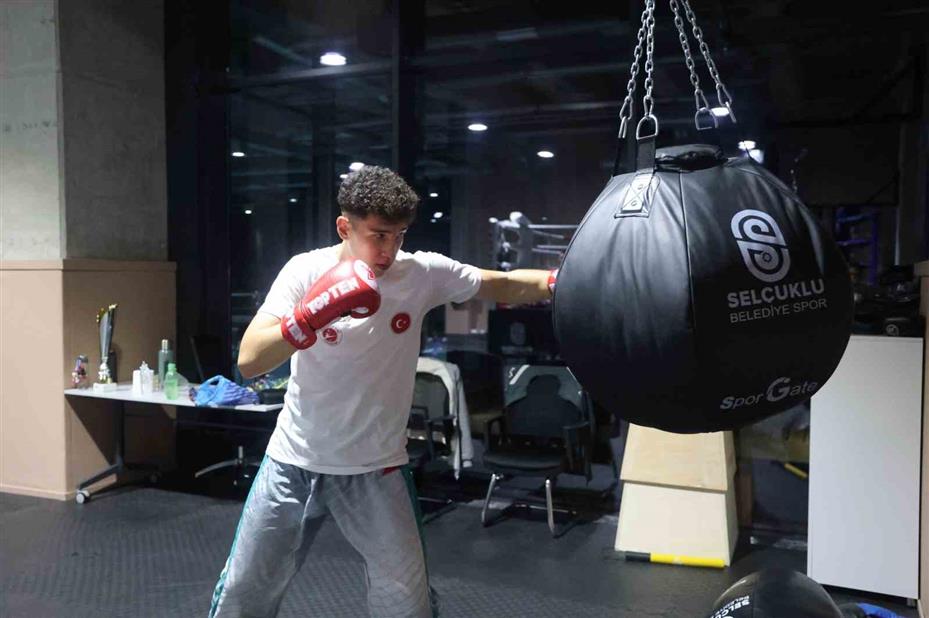 Kilo vermek için başladığı kick boksta dünya şampiyonu oldu