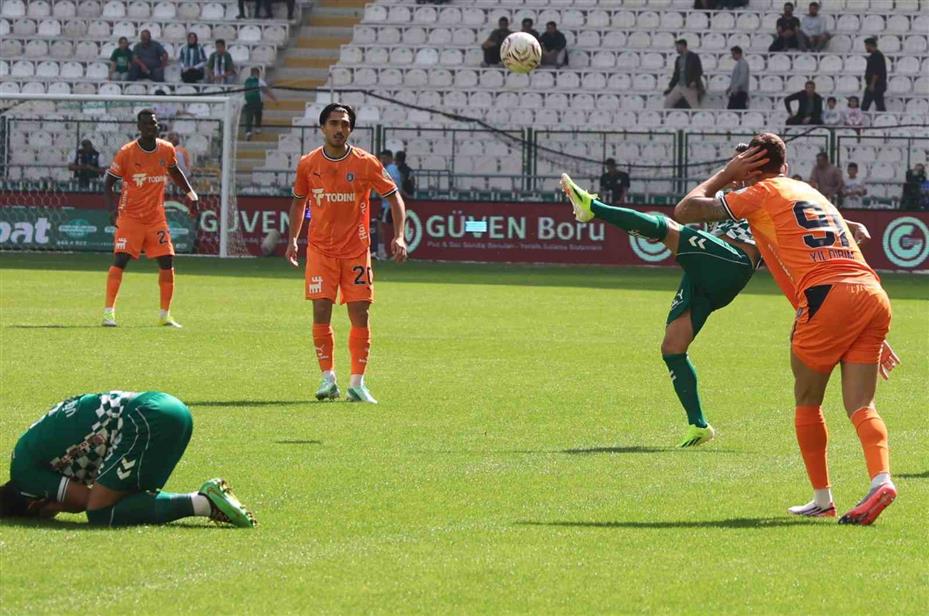 Trendyol Süper Lig: Konyaspor: 0 - Başakşehir: 0 (İlk yarı)