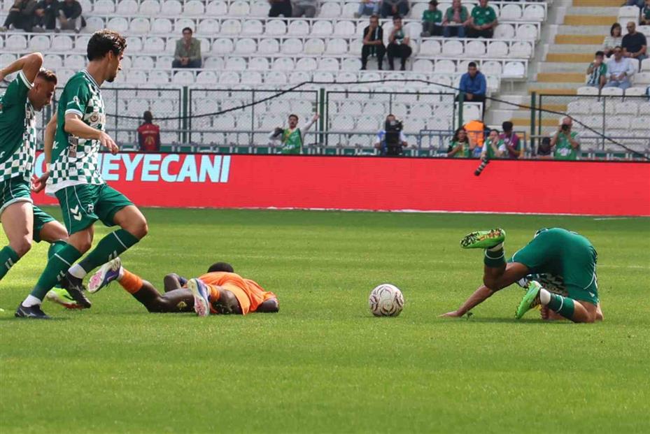Trendyol Süper Lig: Konyaspor: 0 - Başakşehir: 0 (İlk yarı)