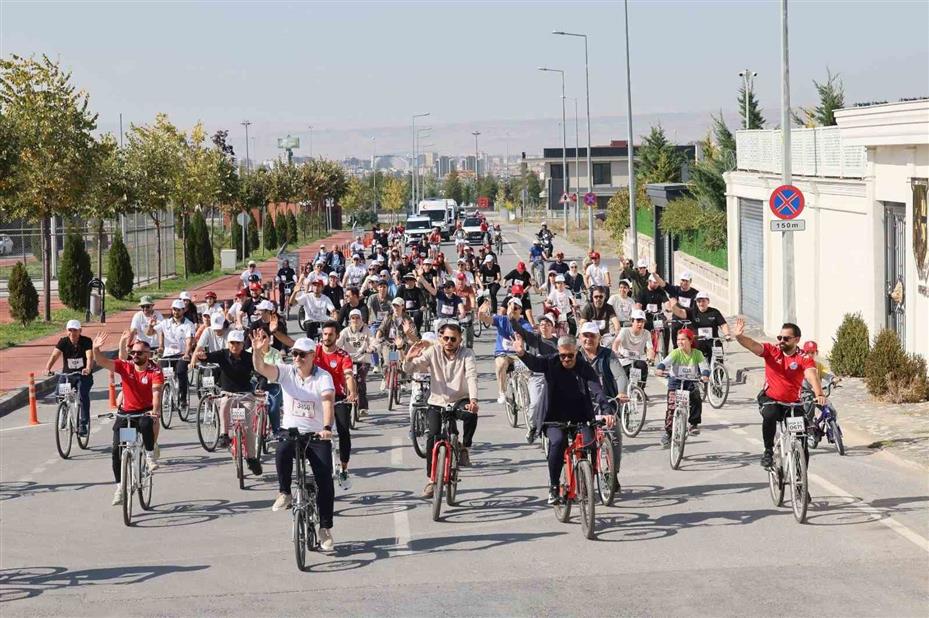 Hekimler, bisiklet turunda pedal çevirdi