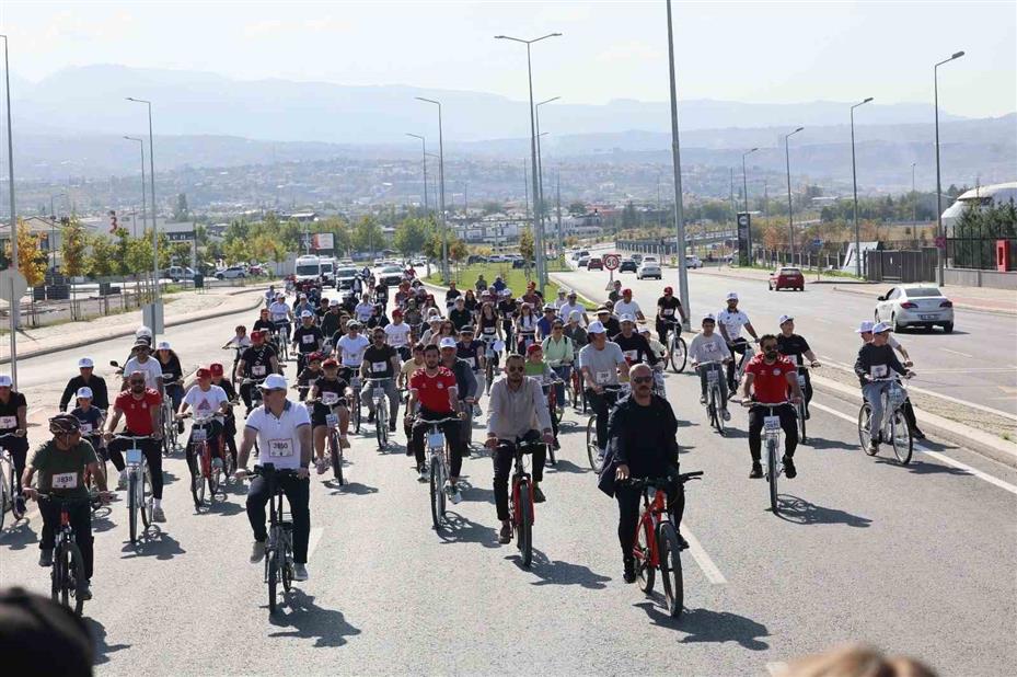 Hekimler, bisiklet turunda pedal çevirdi
