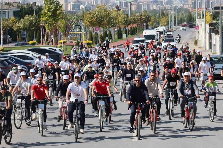 Hekimler, bisiklet turunda pedal çevirdi