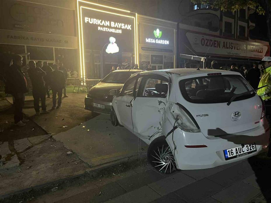 Niğde’de otomobil direğe ve park halindeki araca çarptı: 1 yaralı