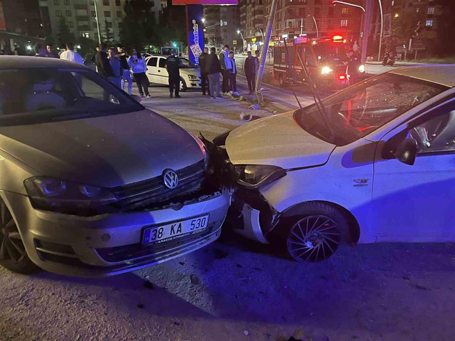 Niğde’de otomobil direğe ve park halindeki araca çarptı: 1 yaralı