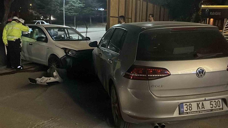 Niğde’de otomobil direğe ve park halindeki araca çarptı: 1 yaralı