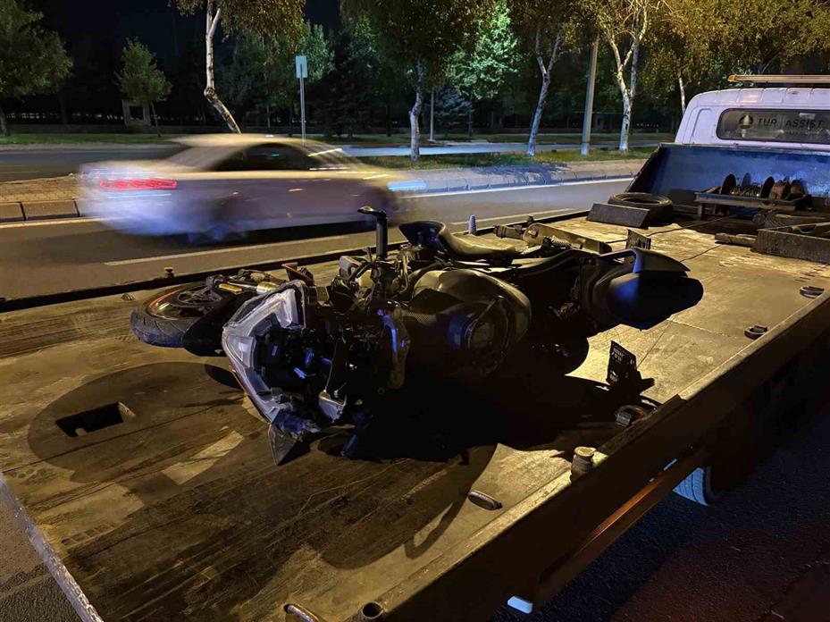 Kayseri’de otomobile ve trafik levhasına çarpan motosiklet sürücüsü 50 metre sürüklendi: 1 ağır yaralı
