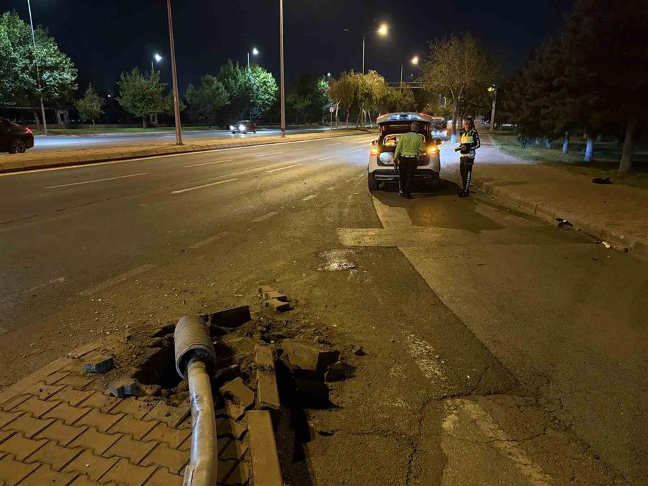 Kayseri’de otomobile ve trafik levhasına çarpan motosiklet sürücüsü 50 metre sürüklendi: 1 ağır yaralı