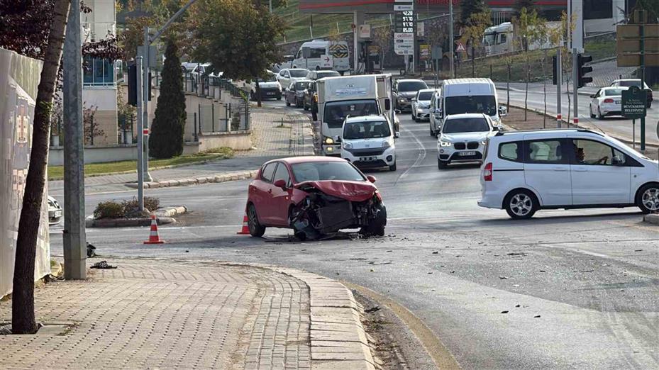 Alkollü sürücünün karıştığı kazada ters yöne giren SUV araç hurdaya döndü, 1 kişi yaralandı