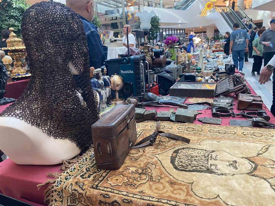 Antika tezgahında tarihe yolculuk: 130 yıllık Osmanlı sancağı ilgi odağı oldu
