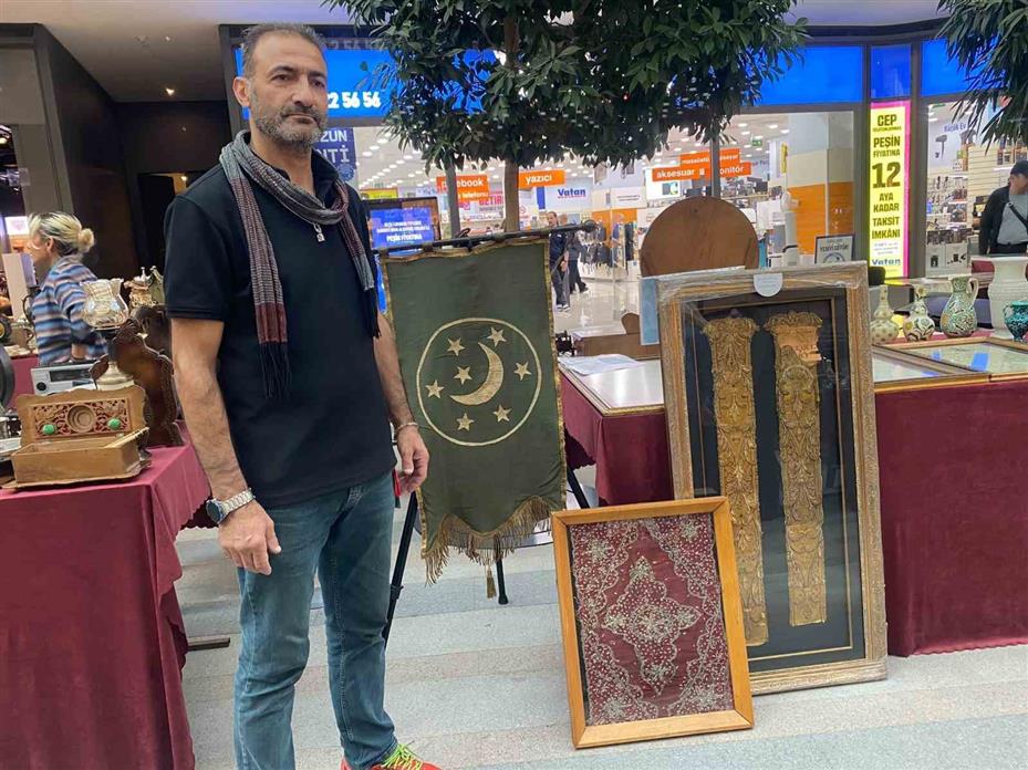 Antika tezgahında tarihe yolculuk: 130 yıllık Osmanlı sancağı ilgi odağı oldu