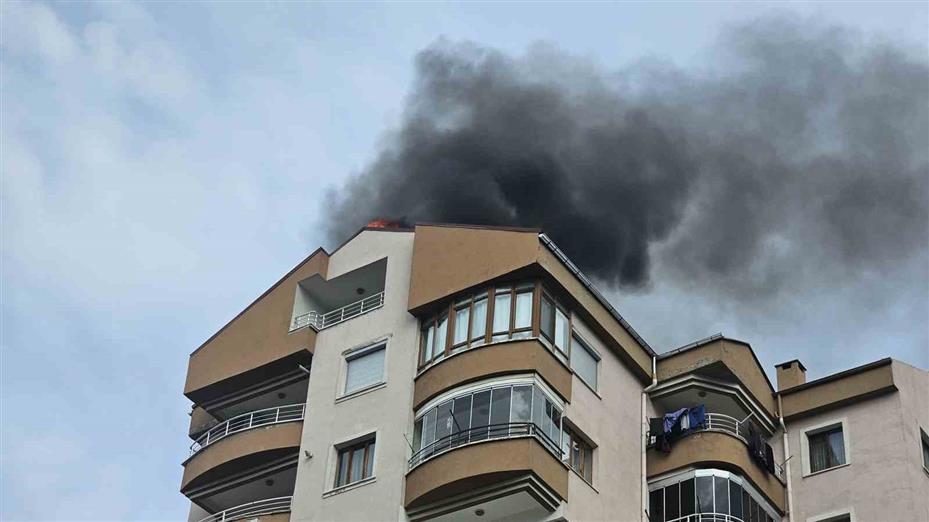 9 katlı binanın çatı katında yangın