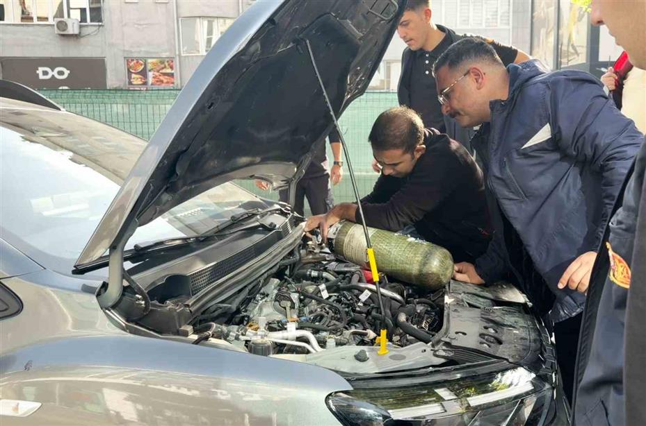 Otomobilin motor kısmına saklanan kedi oksijen gazı basılarak çıkarıldı
