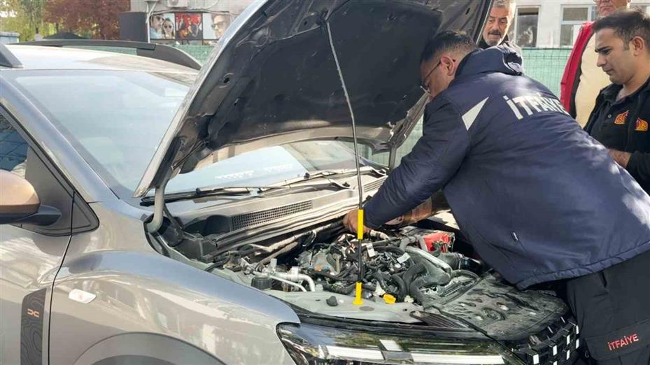 Otomobilin motor kısmına saklanan kedi oksijen gazı basılarak çıkarıldı