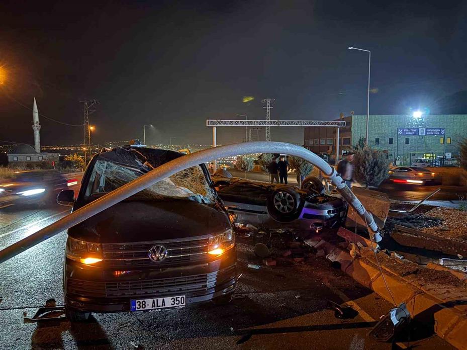 Kontrolden çıkarak takla atan otomobil, ışıkta bekleyen minibüse çarptı: 2 yaralı