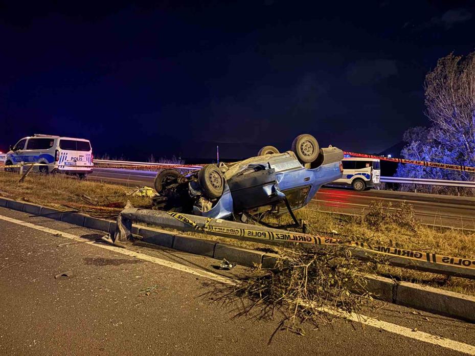 Kayseri’de aydınlatma direğine çarpan otomobil takla attı: 2 ağır yaralı