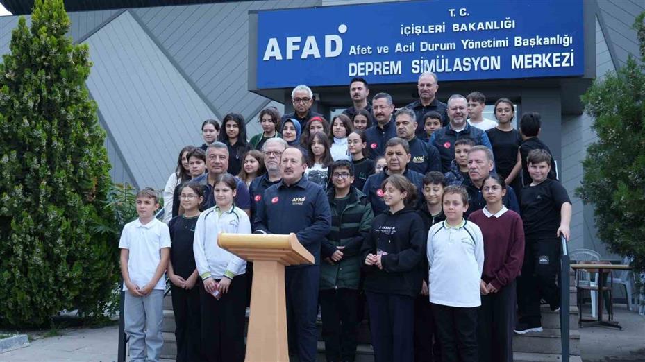 Öğrencilere simülasyonla deprem eğitimi