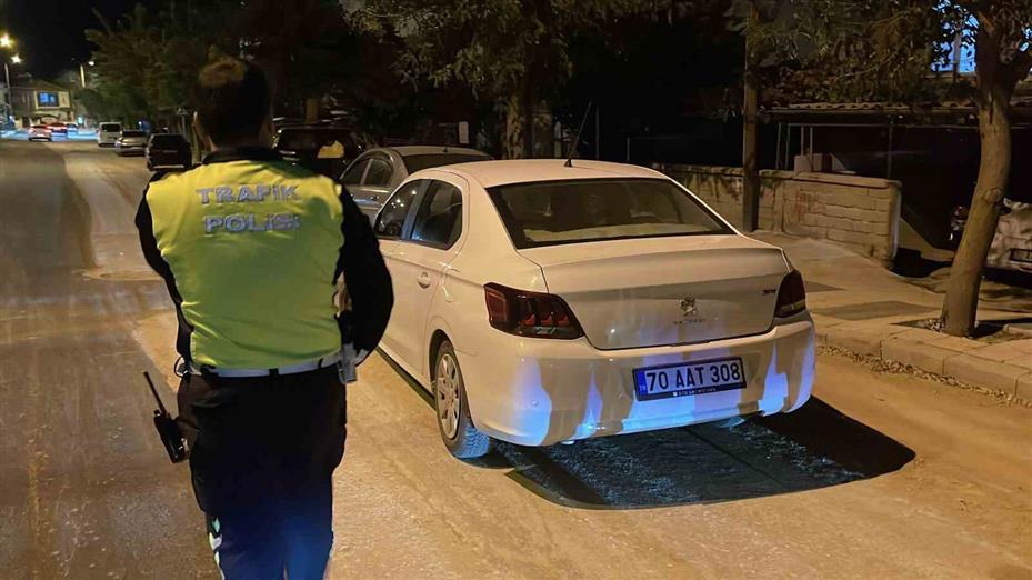 Karaman’da elektrik hattı için kazılan çukura giren otomobilde hasar oluştu