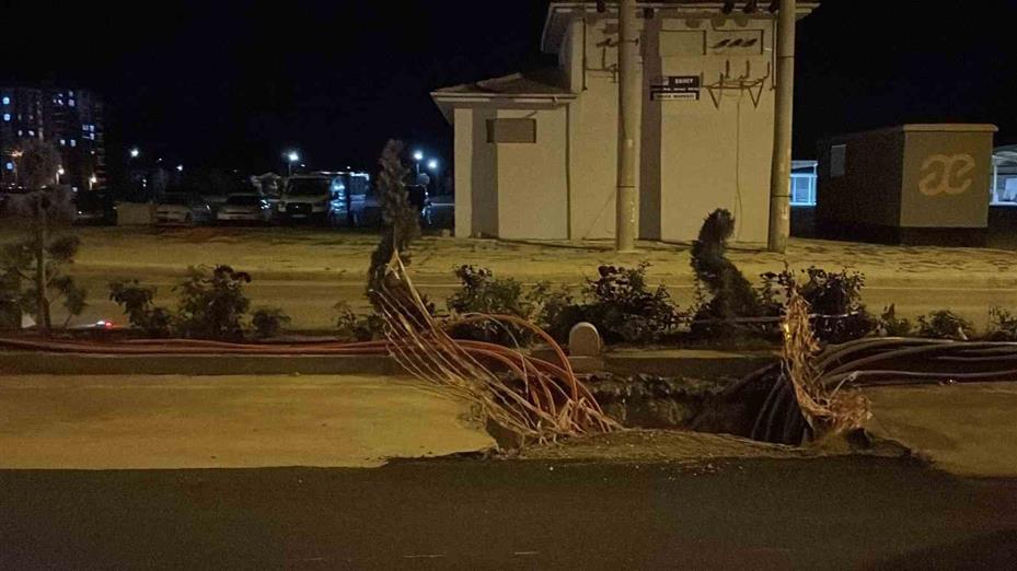 Karaman’da elektrik hattı için kazılan çukura giren otomobilde hasar oluştu