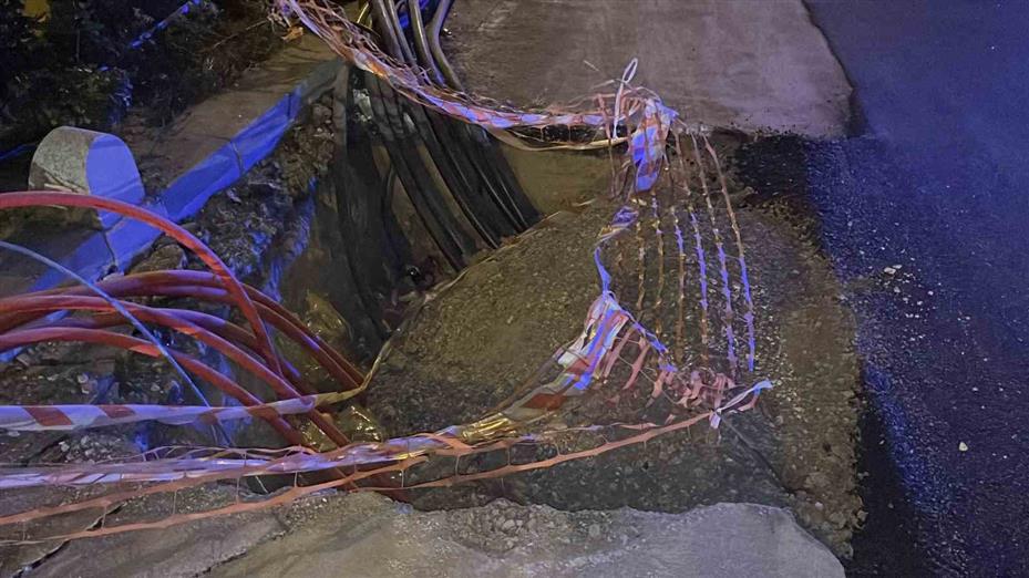 Karaman’da elektrik hattı için kazılan çukura giren otomobilde hasar oluştu