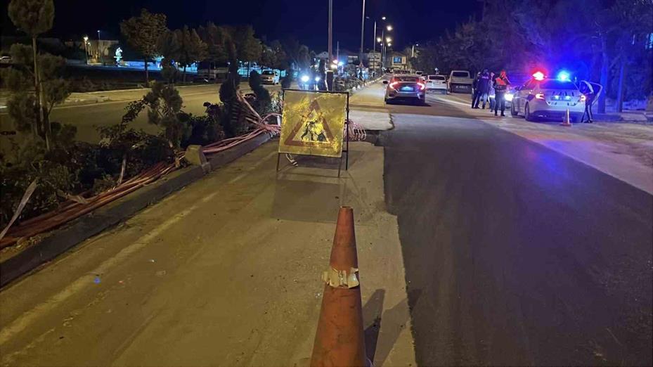 Karaman’da elektrik hattı için kazılan çukura giren otomobilde hasar oluştu