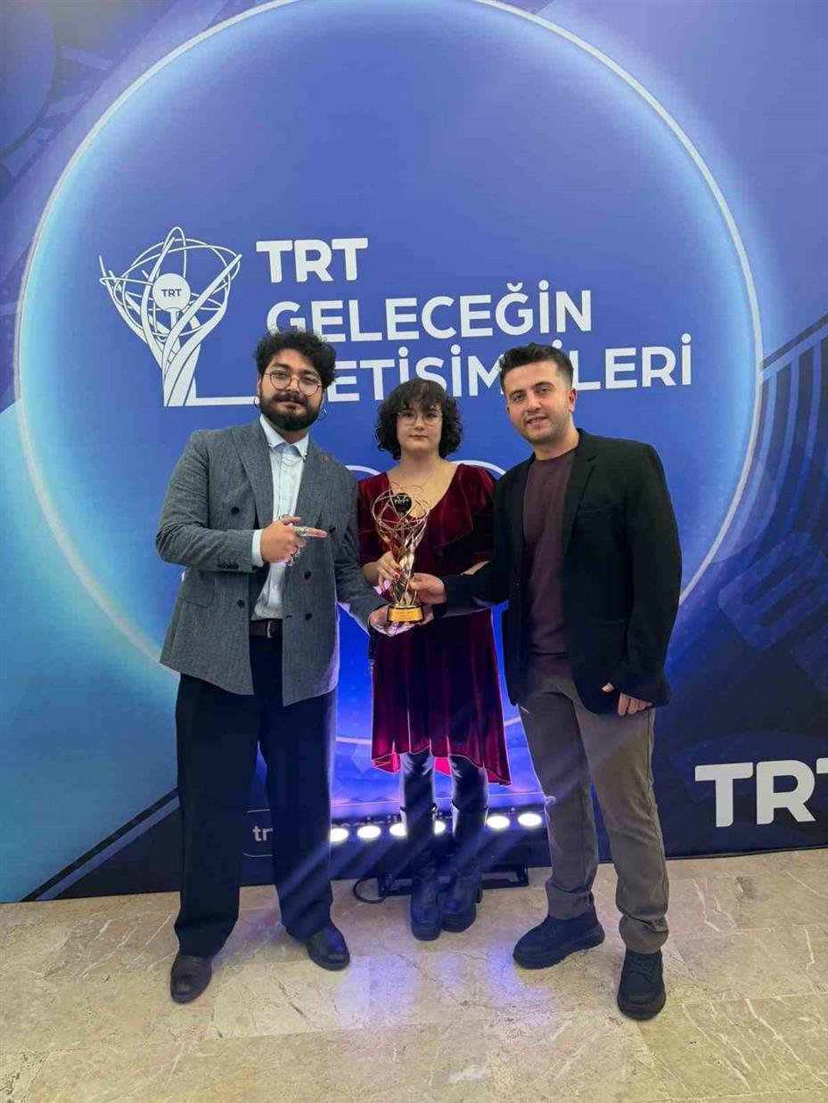 Anadolu Üniversitesi öğrencileri TRT Geleceğin İletişimcileri Yarışması’ndan 5 ödülle döndü