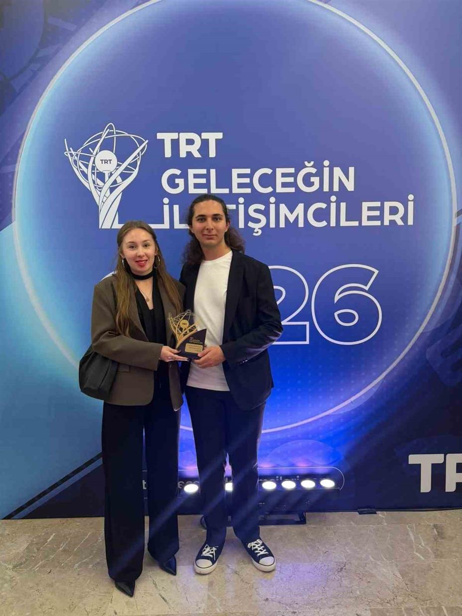 Anadolu Üniversitesi öğrencileri TRT Geleceğin İletişimcileri Yarışması’ndan 5 ödülle döndü