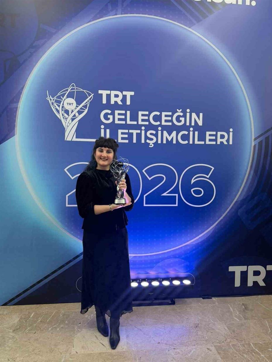 Anadolu Üniversitesi öğrencileri TRT Geleceğin İletişimcileri Yarışması’ndan 5 ödülle döndü