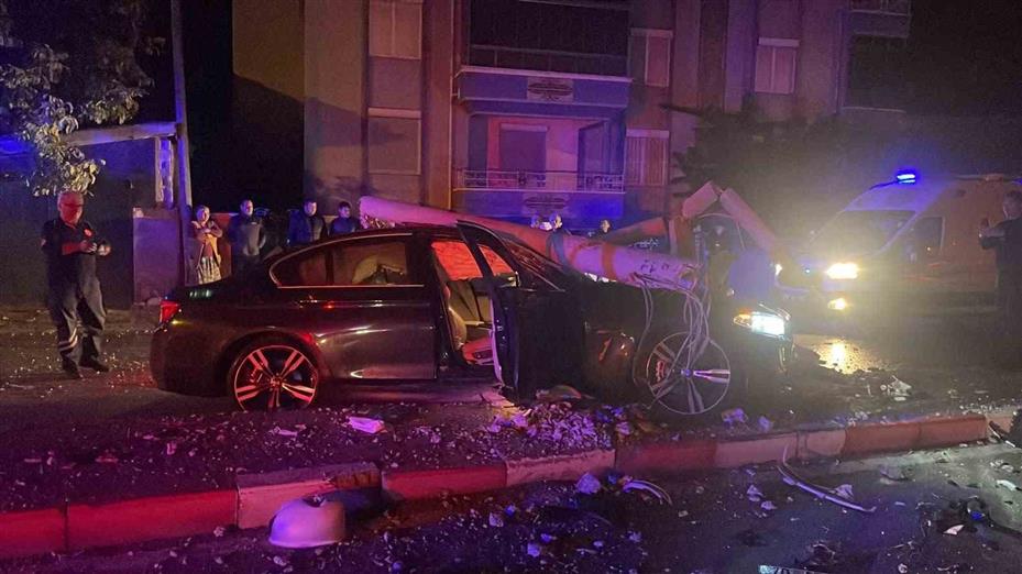 Karaman’da otomobil refüjdeki direği devirdi: 2 yaralı