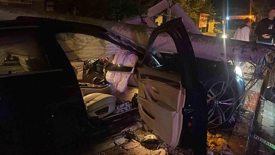 Karaman’da otomobil refüjdeki direği devirdi: 2 yaralı
