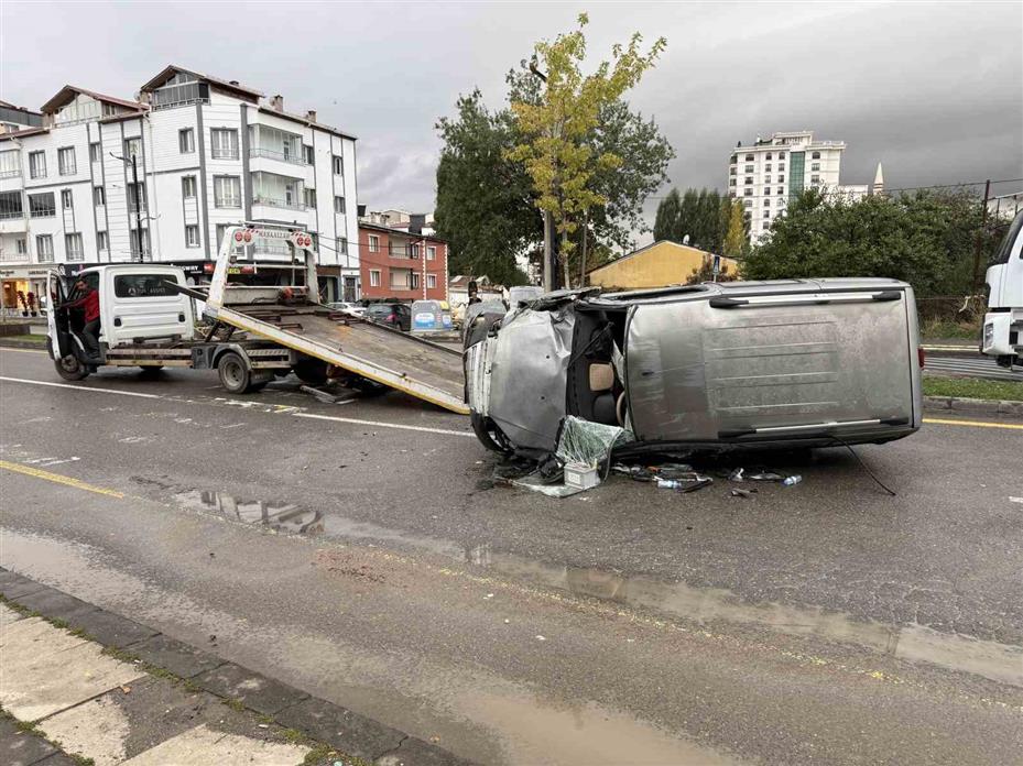 Ağaca çarpan araç yan yattı: 4 yaralı