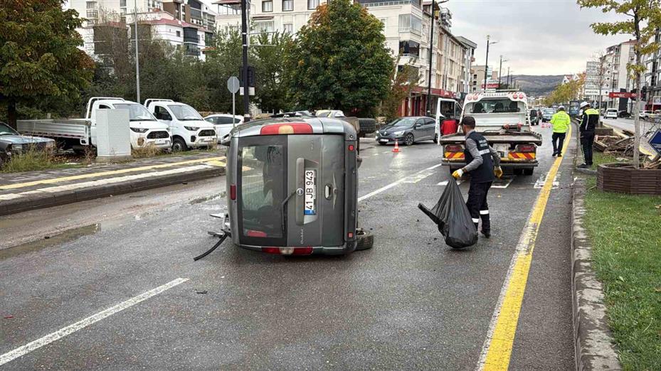 Ağaca çarpan araç yan yattı: 4 yaralı