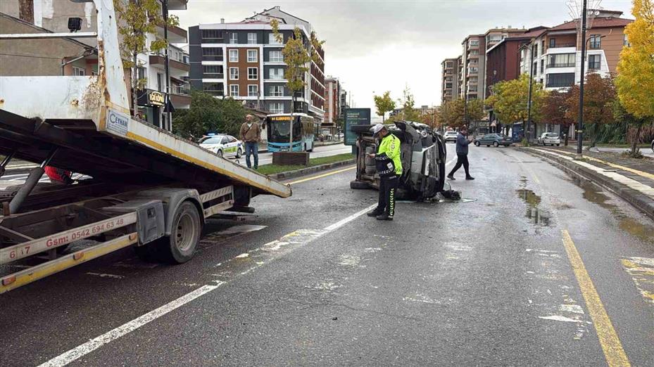 Ağaca çarpan araç yan yattı: 4 yaralı
